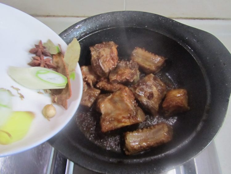 茨菇烧排骨步骤5