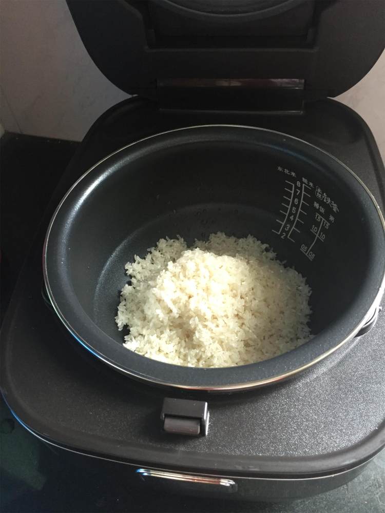 排骨土豆煲仔饭步骤1