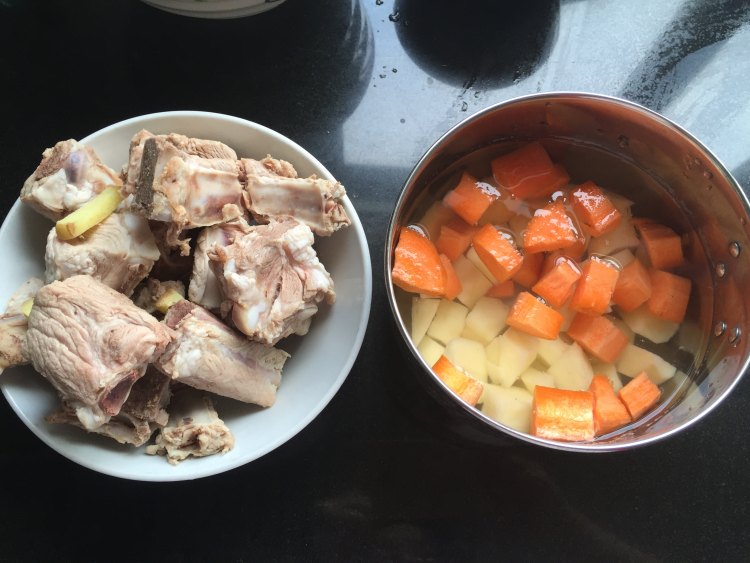 排骨土豆煲仔饭步骤2