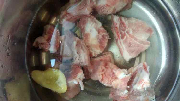 辣味排骨炒土豆步骤1
