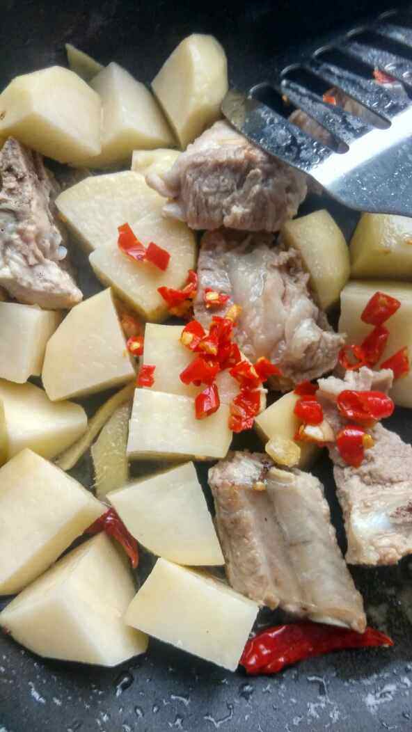 辣味排骨炒土豆步骤6