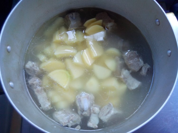 土豆干贝排骨汤步骤7