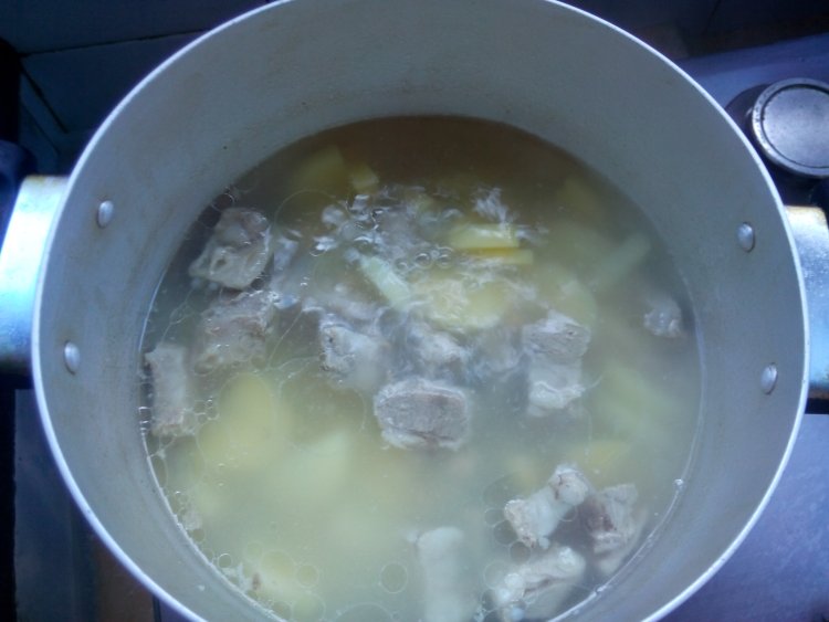 土豆干贝排骨汤步骤8