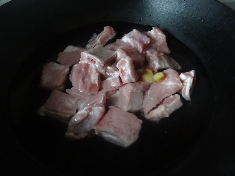 菱角炖排骨步骤8