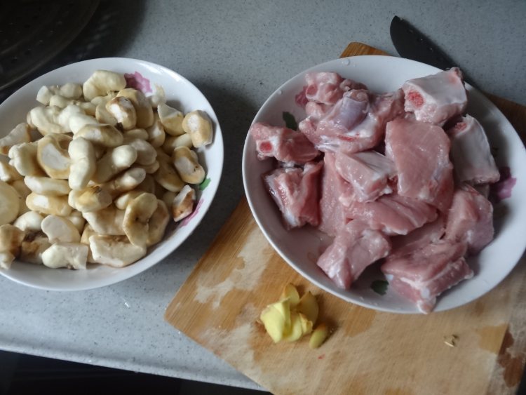 菱角炖排骨步骤7