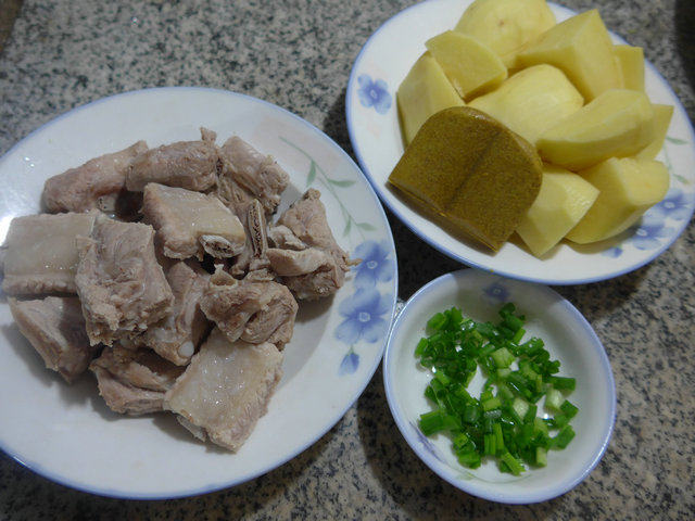 咖喱土豆排骨步骤1