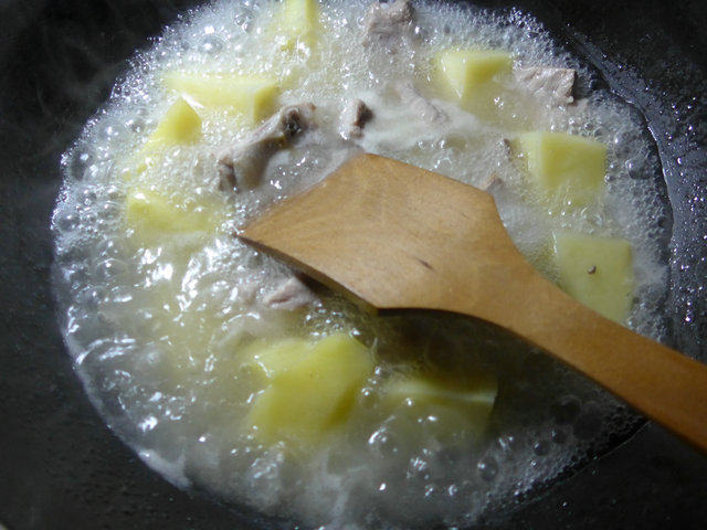 咖喱土豆排骨步骤4