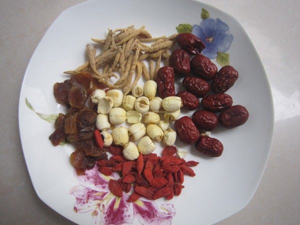太子参红枣排骨汤步骤1