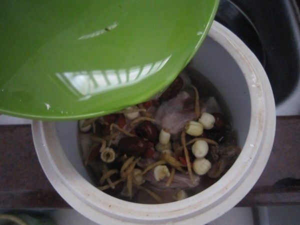 太子参红枣排骨汤步骤7