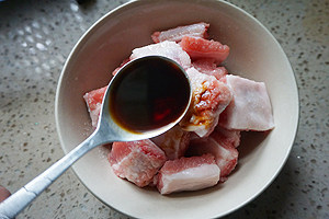雪菜毛豆焖排骨步骤5