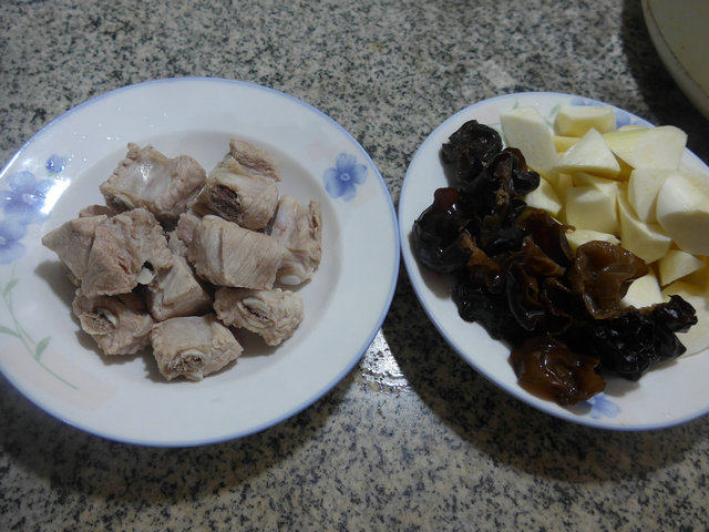 黑木耳茭白烧排骨步骤1