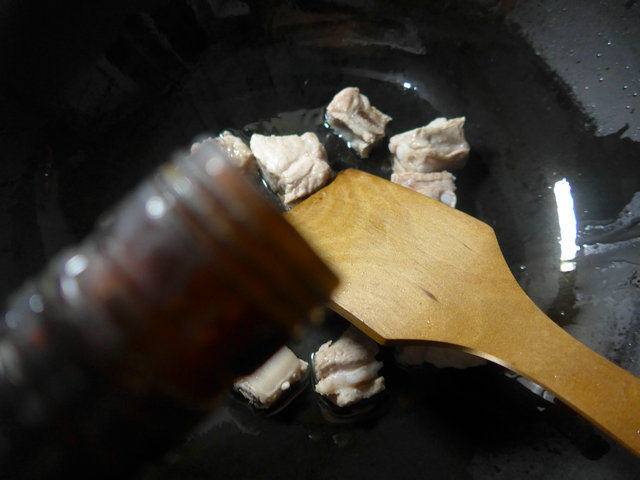 黑木耳茭白烧排骨步骤3