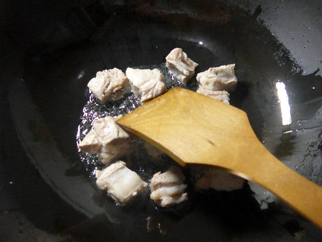 黑木耳茭白烧排骨步骤2