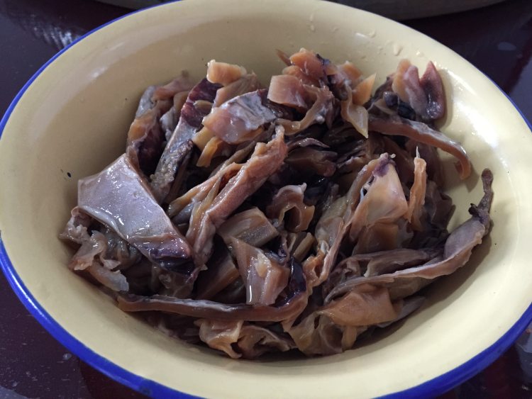 鱿鱼炖排骨步骤1