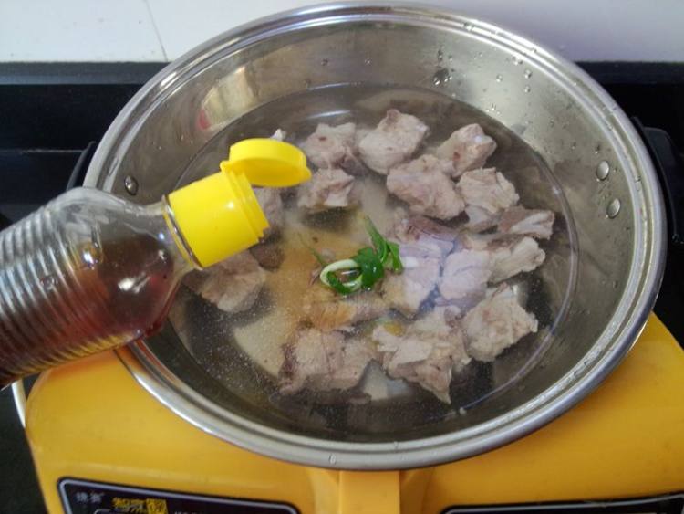金钱菇排骨汤步骤6