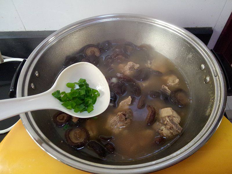 金钱菇排骨汤步骤10