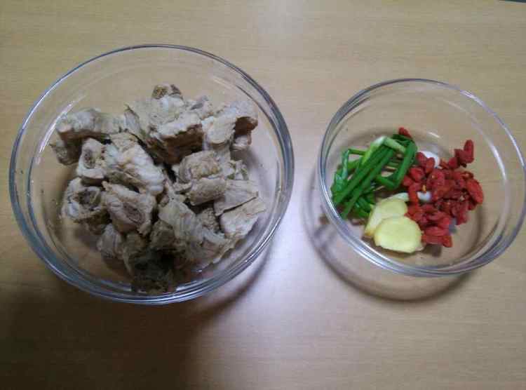 苦瓜枸杞排骨汤步骤1