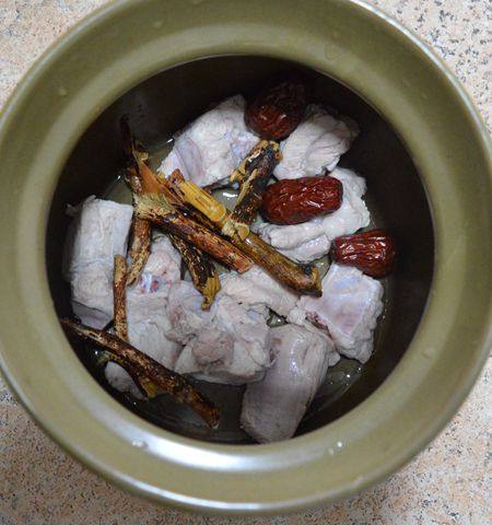 五指毛桃排骨汤步骤4