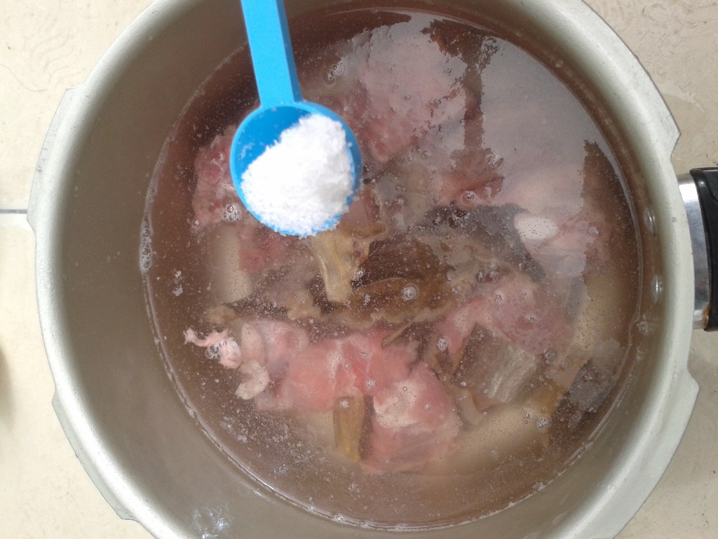 鳗鱼干炖排骨汤步骤3