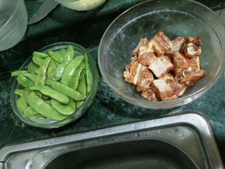 东北油豆角焖排骨步骤1