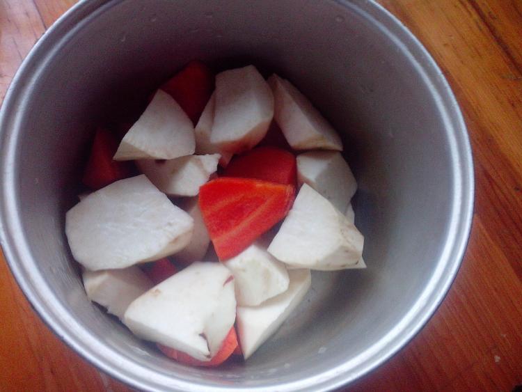 红薯萝卜煲排骨步骤2