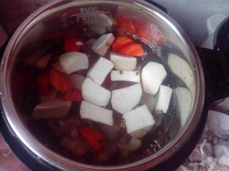 红薯萝卜煲排骨步骤5