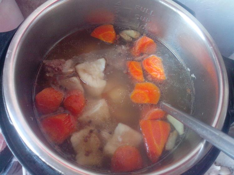 红薯萝卜煲排骨步骤7