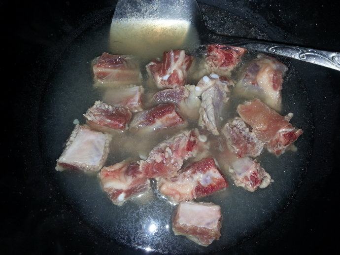 玉米鲍菇排骨汤步骤1