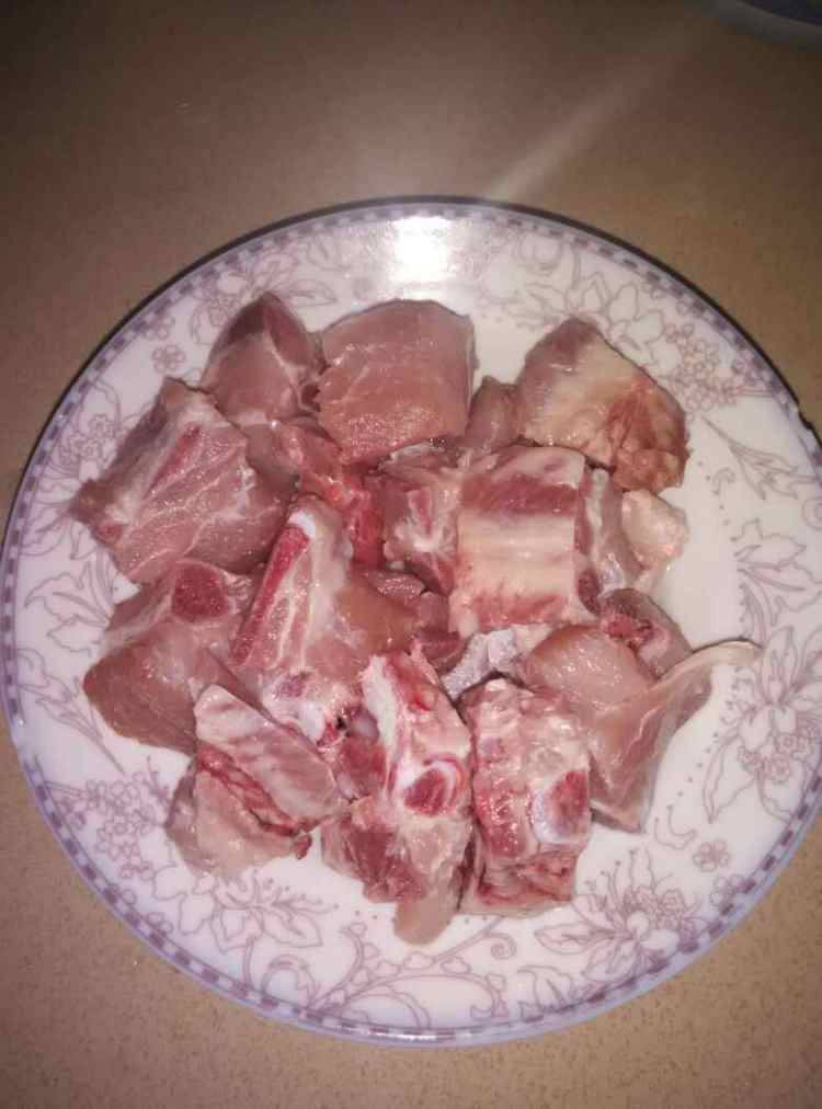 酸甜排骨土豆步骤1