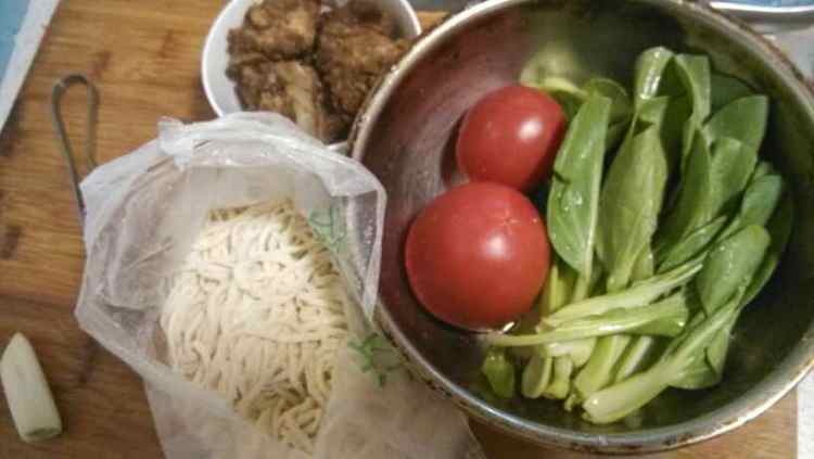 排骨蔬菜汤面步骤1
