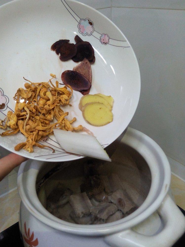 鹿茸排骨炖虫草步骤5
