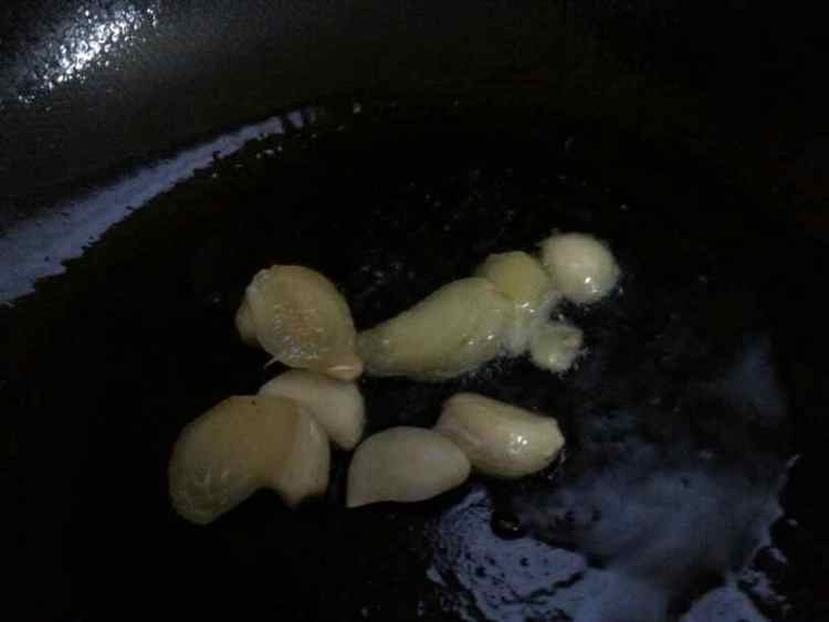 甜酸菠萝炒排骨步骤4