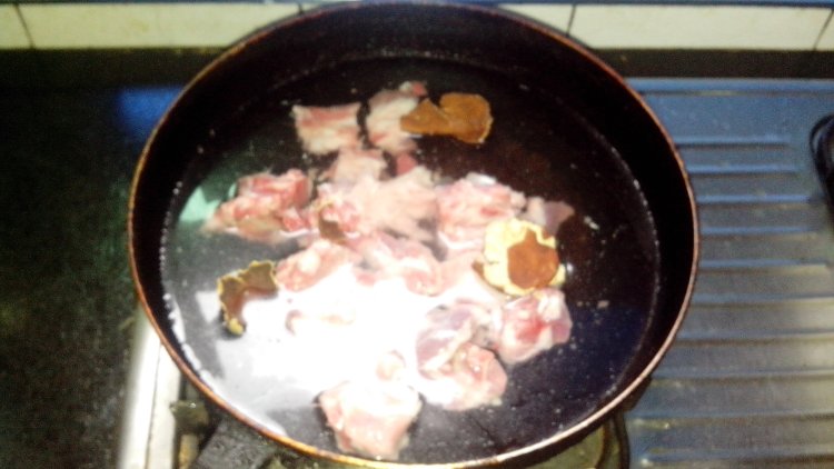 猴头菇干贝莲子炖排骨步骤2
