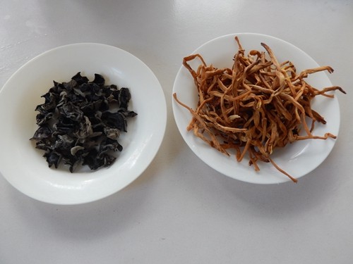 金针菜木耳骨汤步骤2