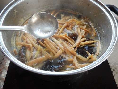 金针菜木耳骨汤步骤5