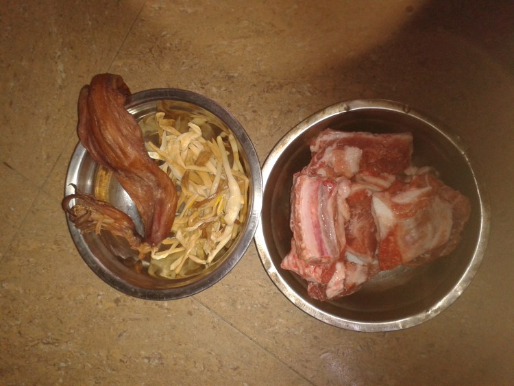 黄花菜萝卜炖排骨步骤1