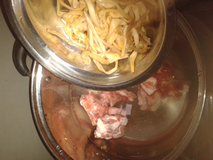 黄花菜萝卜炖排骨步骤3