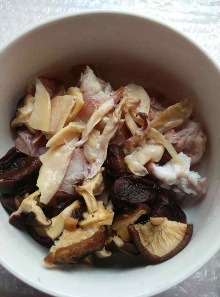 香菇墨鱼排骨汤步骤3