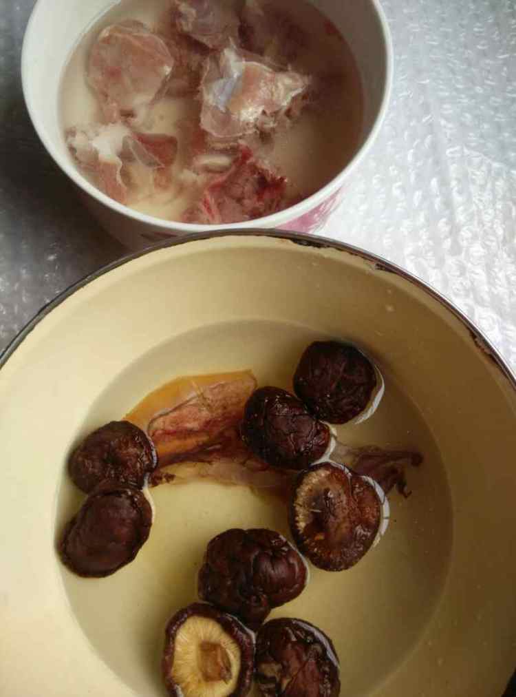 香菇墨鱼排骨汤步骤1