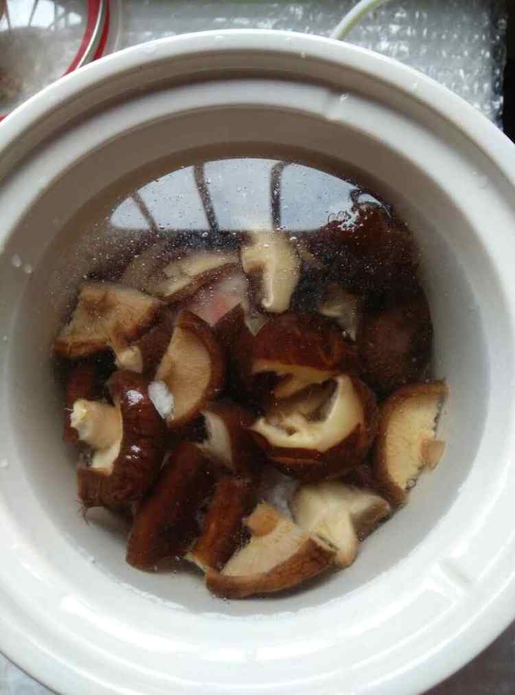 香菇墨鱼排骨汤步骤4