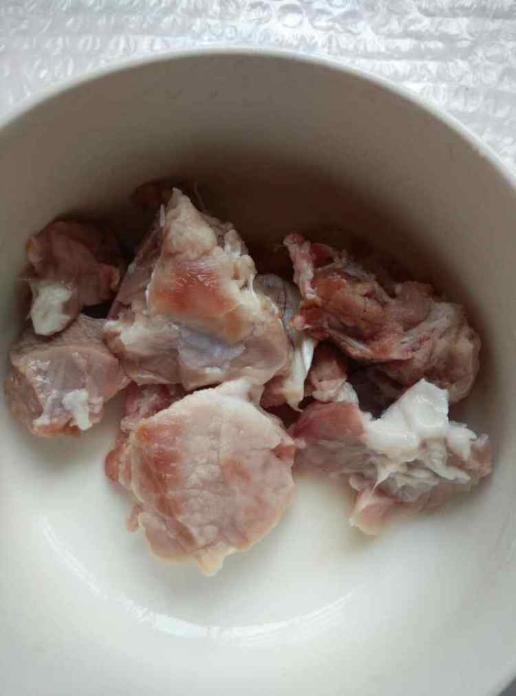 香菇墨鱼排骨汤步骤2