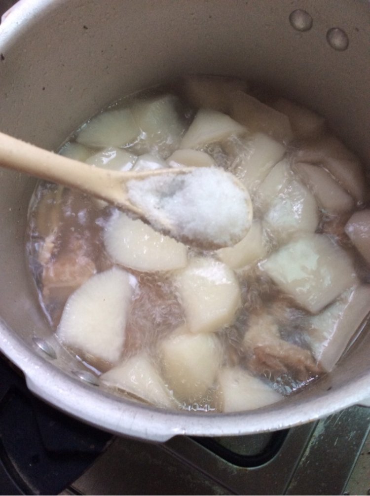 鱿鱼干白萝卜汤步骤6