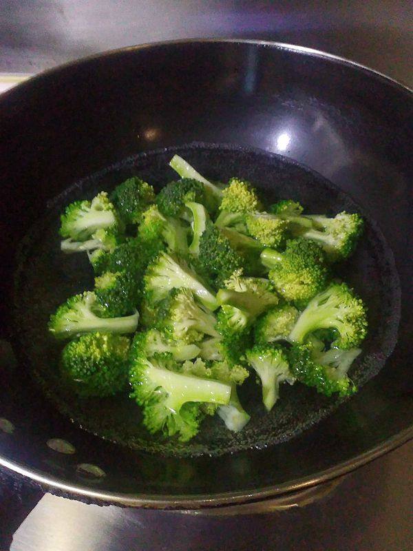 生煎排骨烩西兰花步骤4