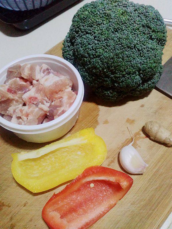 生煎排骨烩西兰花步骤1