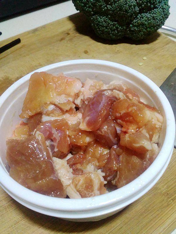 生煎排骨烩西兰花步骤2