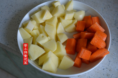 黄花菜土豆胡萝卜煲排步骤3