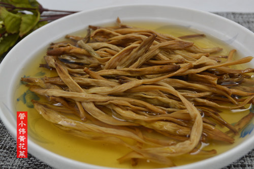 黄花菜土豆胡萝卜煲排步骤1