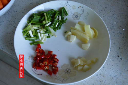 黄花菜土豆胡萝卜煲排步骤4
