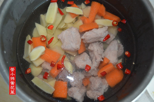 黄花菜土豆胡萝卜煲排步骤10