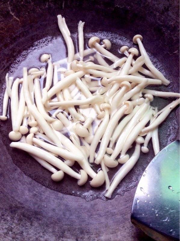 白玉菇焖排骨步骤3